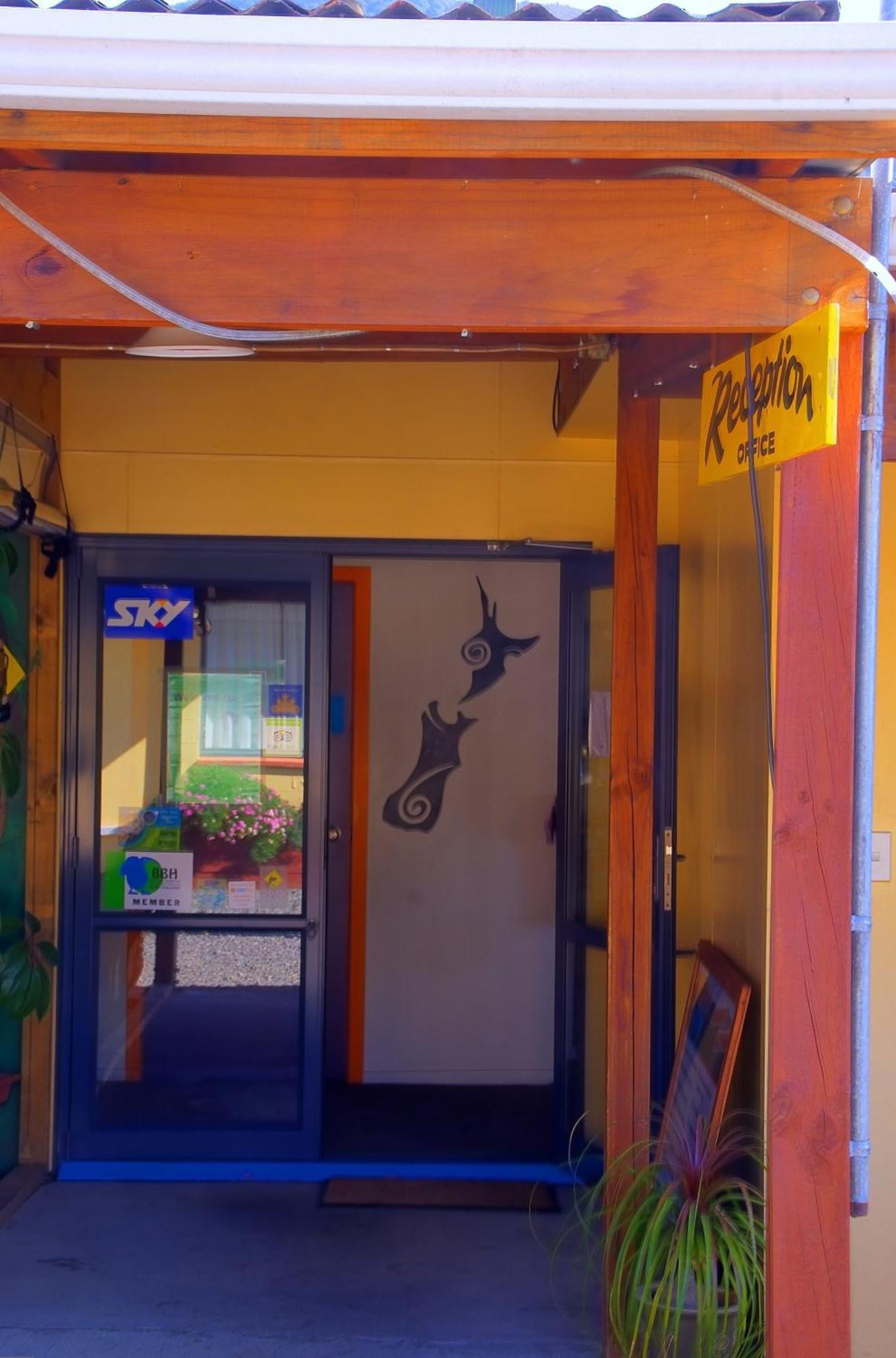 Sequoia Lodge Backpackers Picton Buitenkant foto